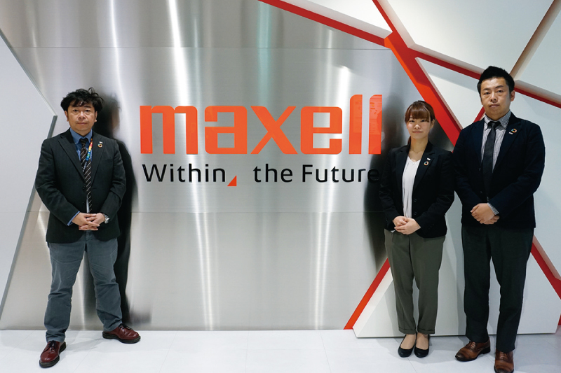 【東京本社エントランスでのスタッフ集合写真】
(写真左より)平 部長、中島さん、善斉 課長