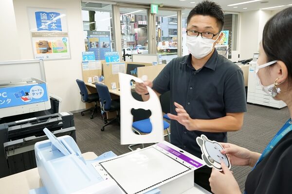 スキャンカッターの説明をする神店長