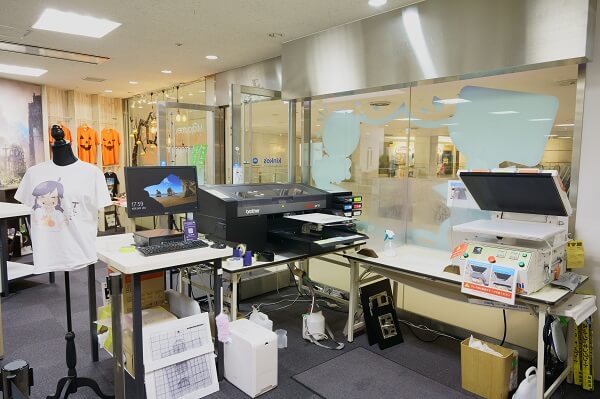 キンコーズ・新宿南口店内のTシャツプリント機の様子