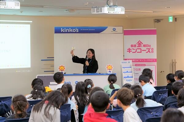 広報 サステナビリティ推進部・手塚さん　仕事風景