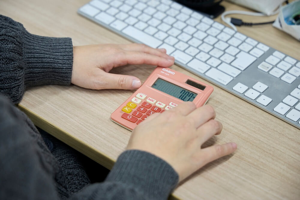 計算をする今泉さん