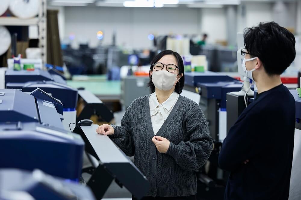 笑顔で仕事をする今泉さん