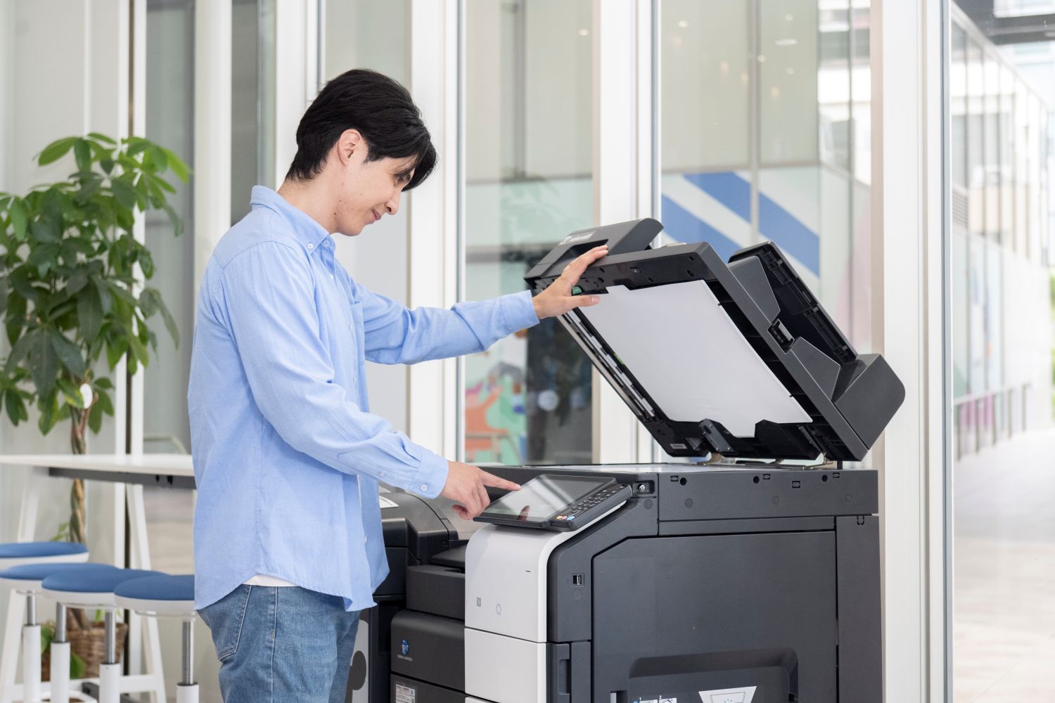 店頭のコピー機でコピーしている様子