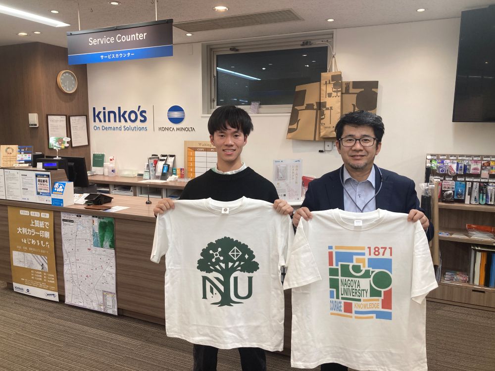 名古屋大学Tシャツを持った学生とキンコーズ店長
