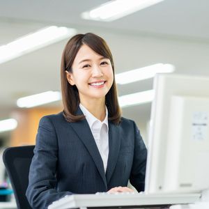 発注業務をしている総務の女性