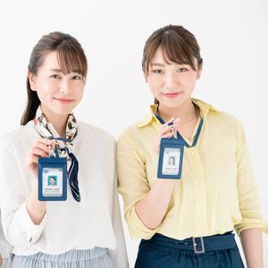 社員証をつけた女性社員