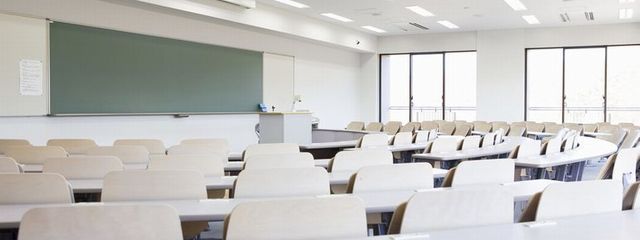 学校の入学案内パンフレット