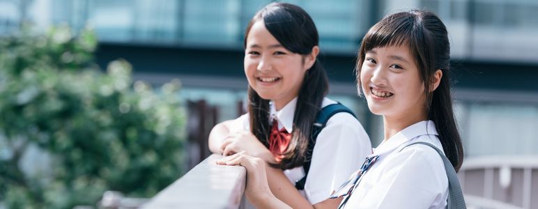 笑顔を向ける2人の女子中学生