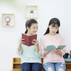 本を読む2人の女の子
