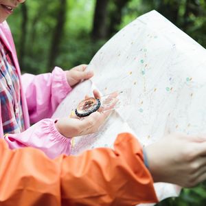 地図とコンパスを確認する人