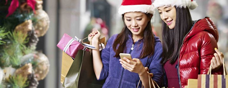 クリスマス時期にショッピングを楽しむ2人の女性