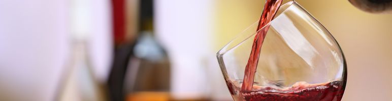ワイングラスに注がれる赤ワイン
