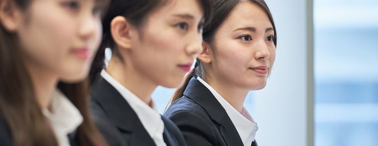 話を聞く新入社員