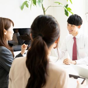 話し合う会社員