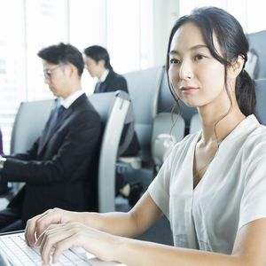 PCに向かう女性