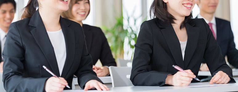 セミナーを受講する会社員