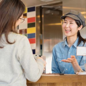 接客する店員