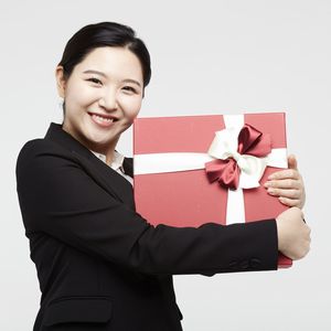 笑顔でプレゼントを持つ女性