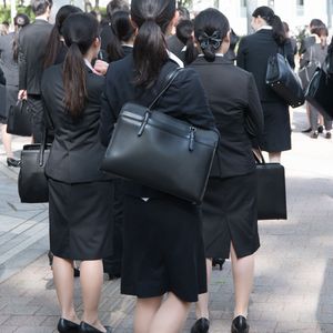 入社式へ向かう新入社員たち