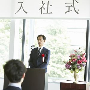 入社式壇上の横断幕