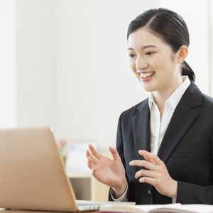 オンライン入社式中の女性社員